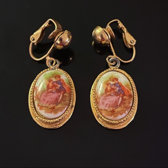 Vintage Jewelry - ✨Beautiful VTG Enamel Dangling Clip On Earrings